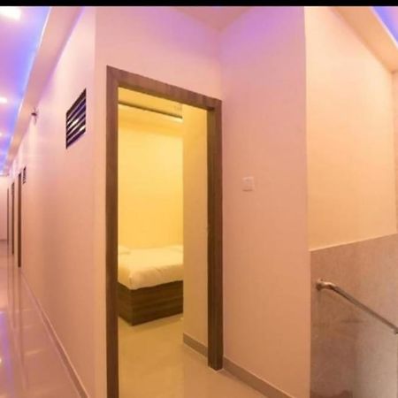 Hotel Golden Galaxy Мумбаи Экстерьер фото